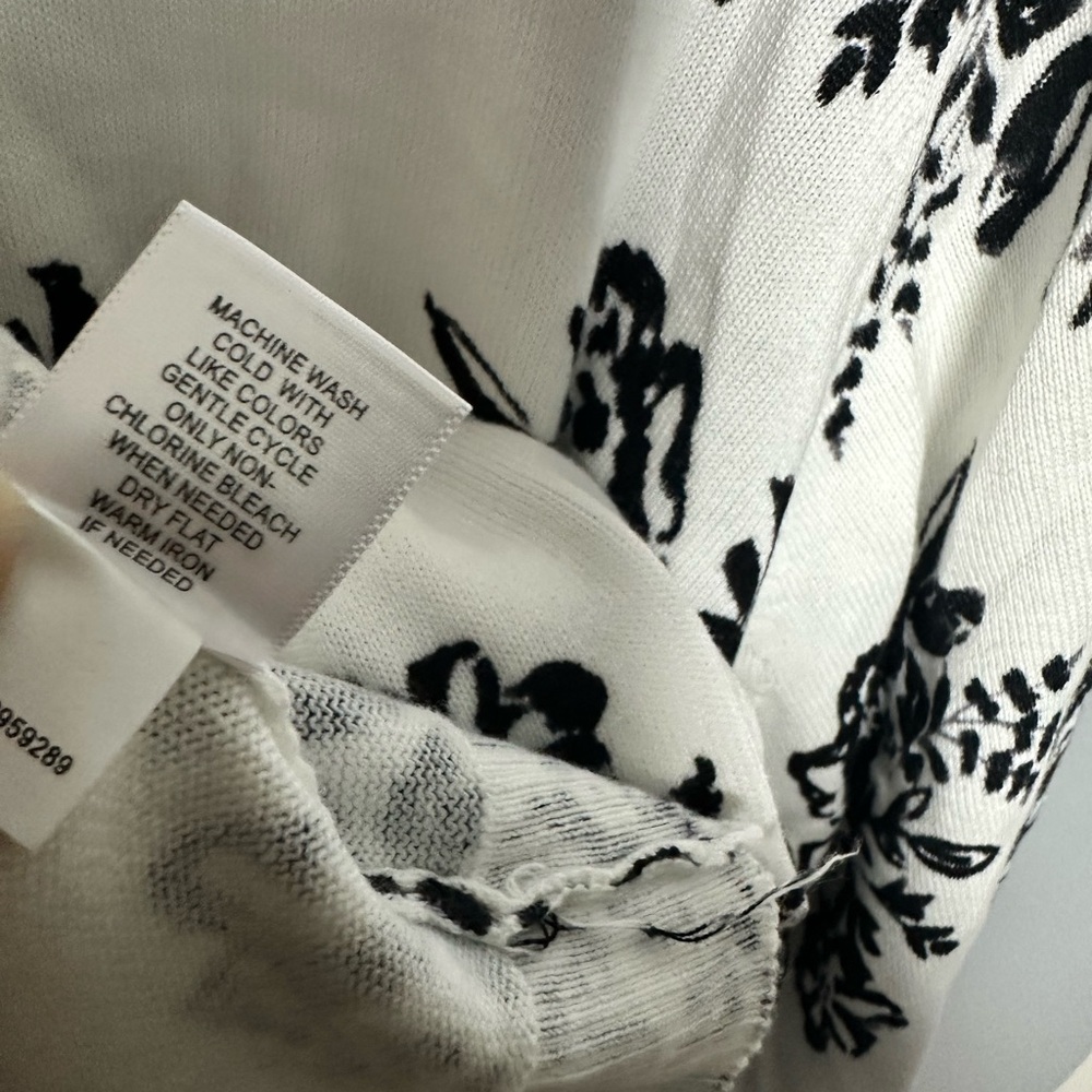 Croft & Barrow Women's White and Black Floral Cardigan Buttoned 3X - Picture 3 of 8